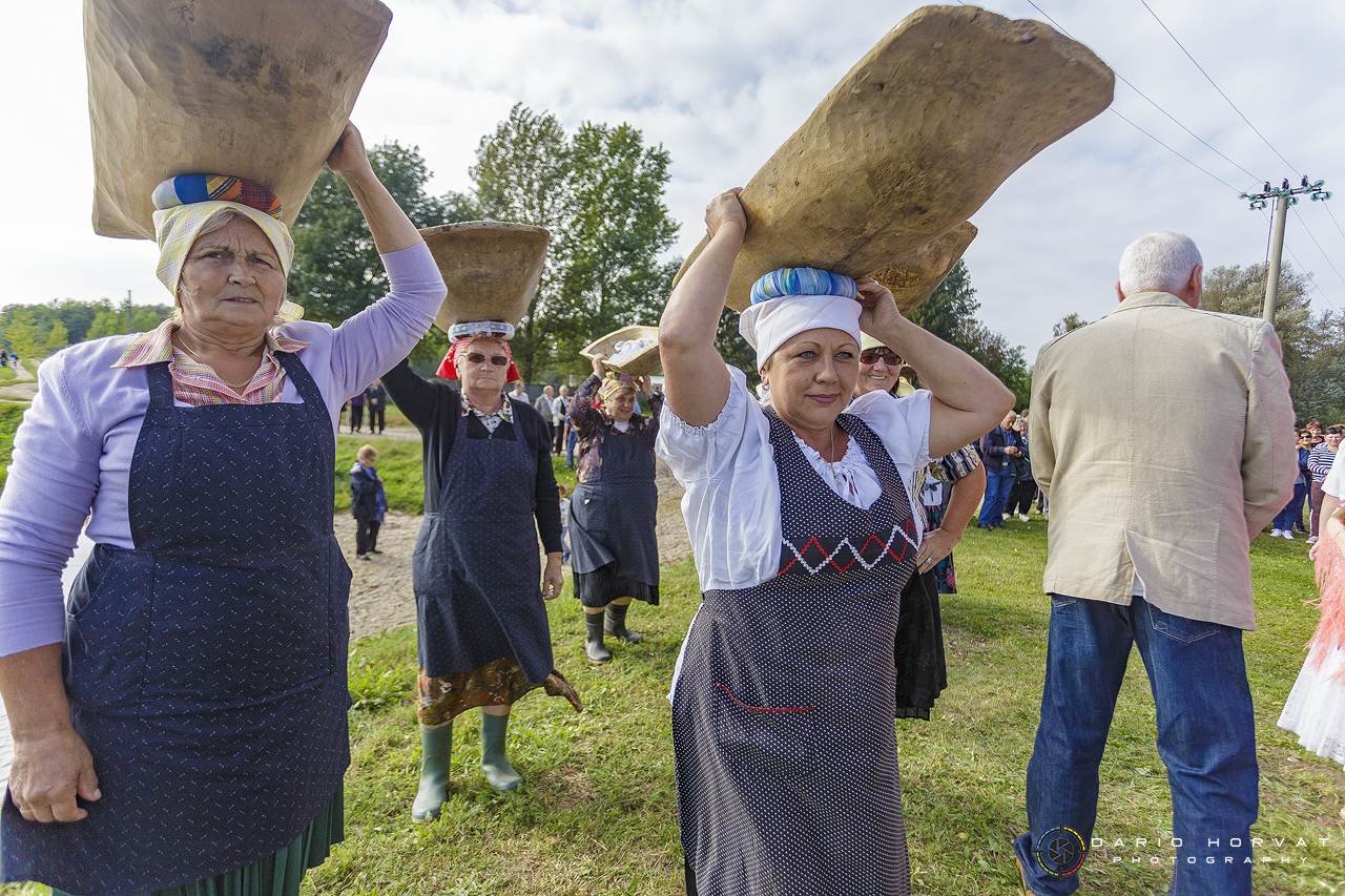 U Gardinovcu svečano otkrivena spomen-ploča posvećena seoskom pralu na potoku Trnavi