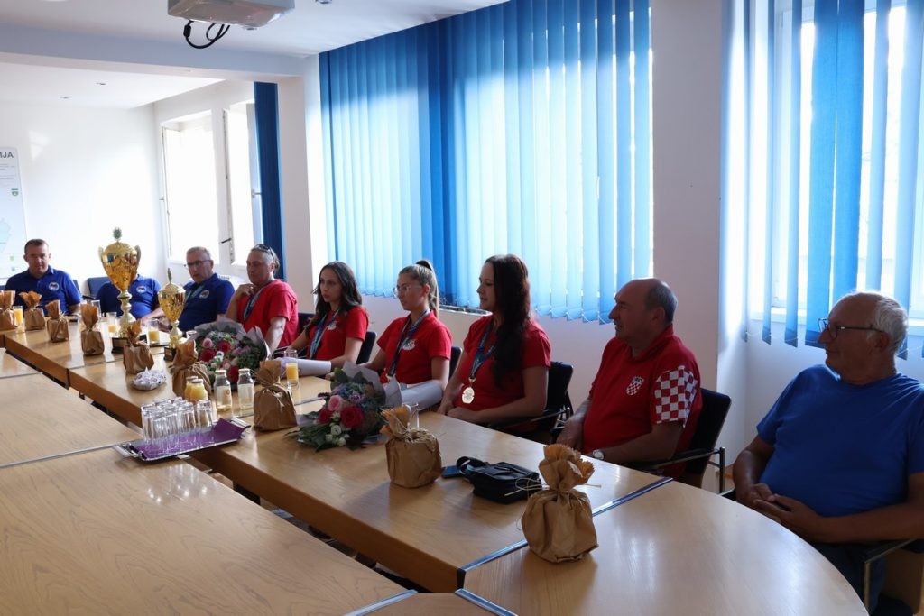 PRIJEM U ŽUPANIJI Najbolje svjetske ribolovkinje Sara Strbad, Marijana Mutak i Sanja Oreški kod župana Posavca
