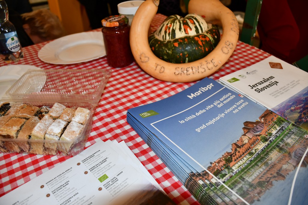 PROSLAVA JESENI Brojni zaljubljenici u kulturnu baštinu i tradiciju našega kraja okupili se na Danima zahvalnosti za plodove zemlje PROSLAVA JESENI Brojni zaljubljenici u kulturnu baštinu i tradiciju našega kraja okupili se na Danima zahvalnosti za plodove zemlje