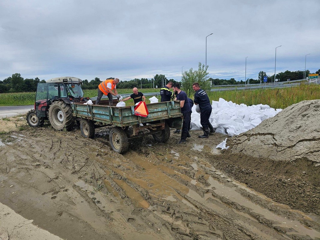 FOTO Napravljen je obilazak cijelog nasipa i dalje nema opasnosti za Goričan FOTO Napravljen je obilazak cijelog nasipa i dalje nema opasnosti za Goričan