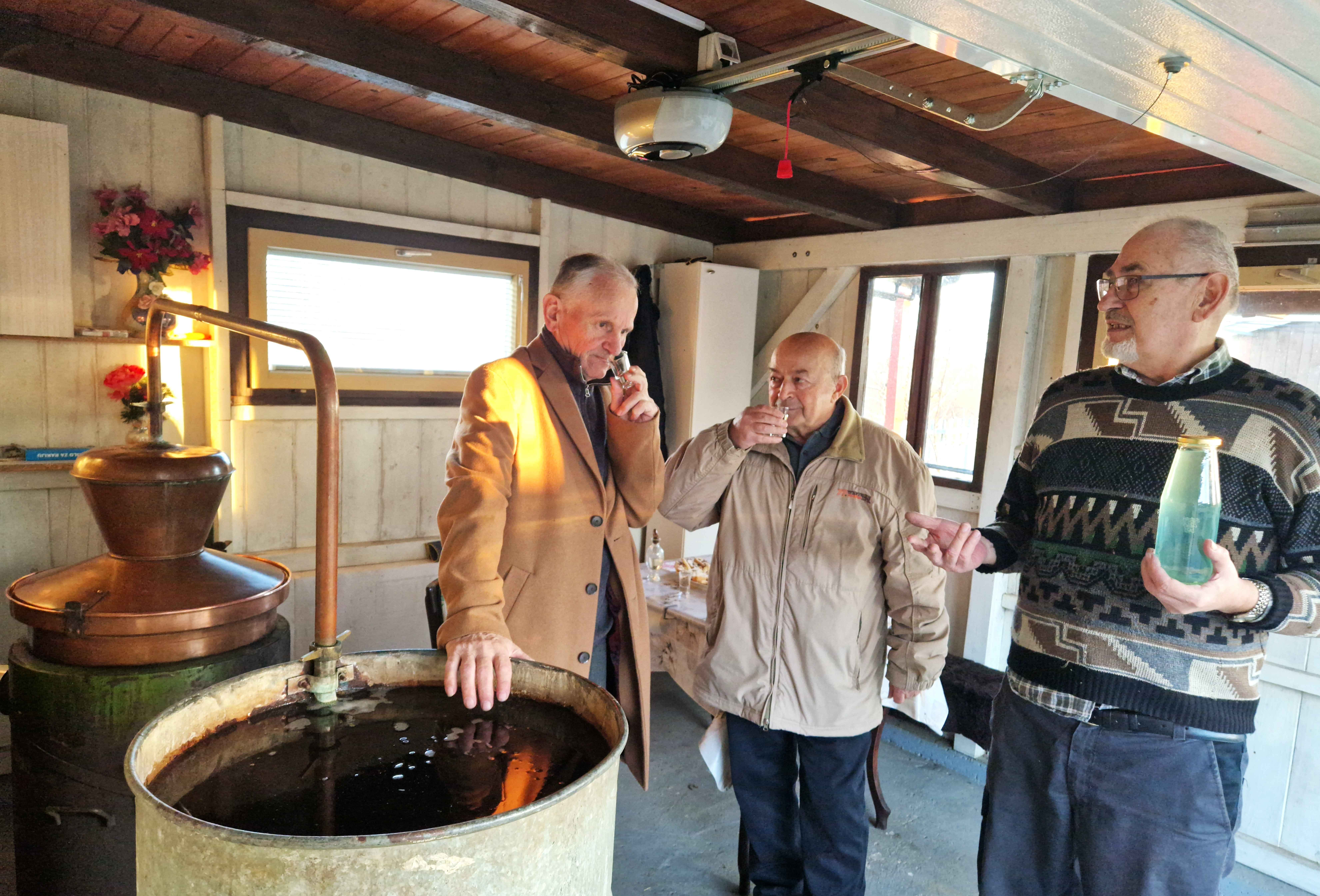 PRVE KAPI ŽGANICE Obitelj Kamenar pripravila plemenit napitak