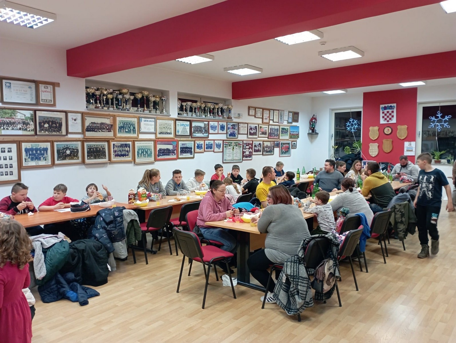 DVD STRAHONINEC Djecu posjetio Djed Božićnjak i podijelio im poklone