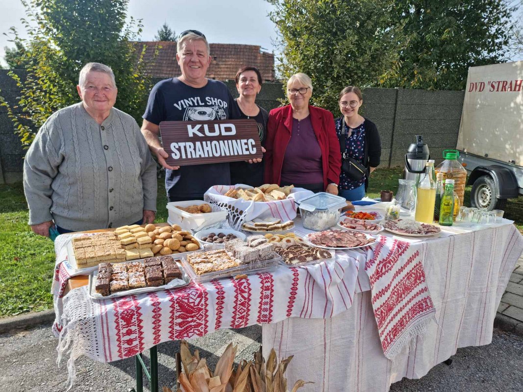 FOTO Dani kruha u Strahonincu: Kruh, peciva, odlični kolači i ostale delicije oduševili posjetitelje FOTO Dani kruha u Strahonincu: Kruh, peciva, odlični kolači i ostale delicije oduševili posjetitelje