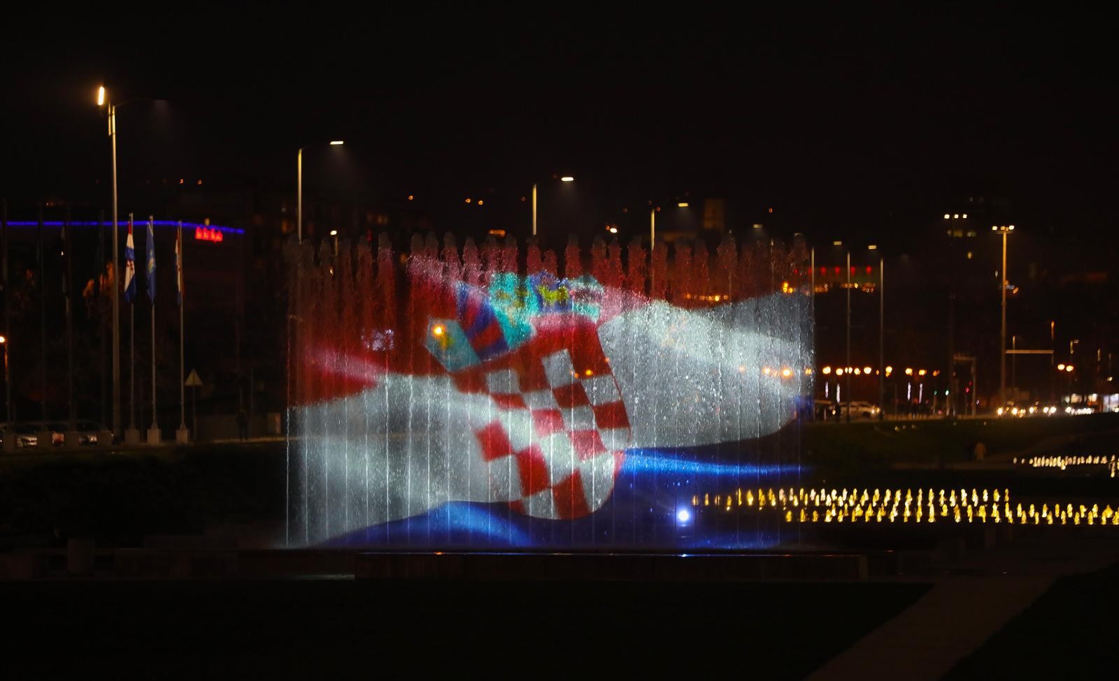 Vatreni u busu do Trga, pozdravljaju ih tisuće uz baklje, zastave i vatromet