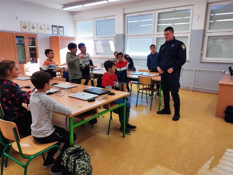 Policija u OŠ Orehovica