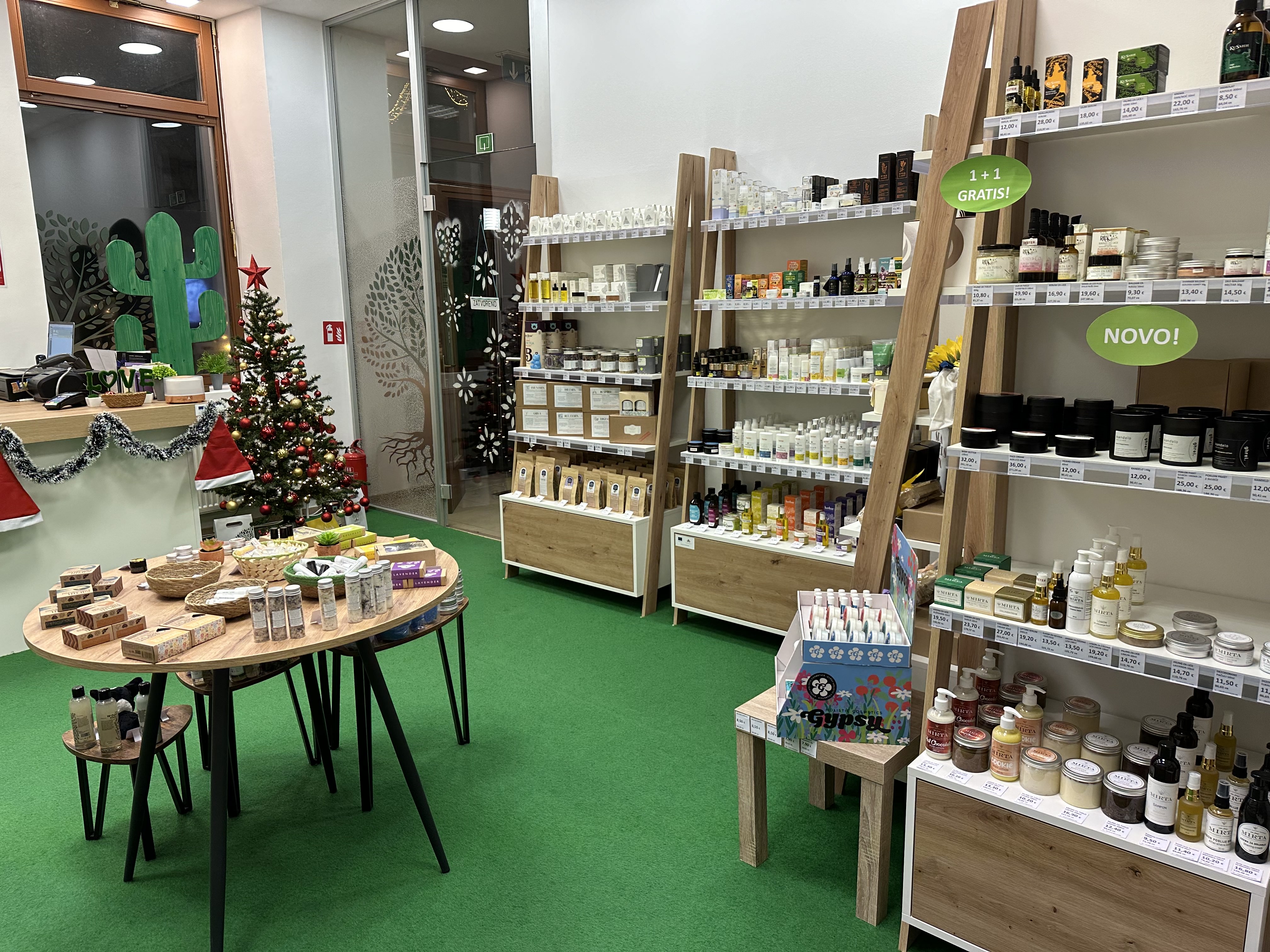 crosmetica božić 2023