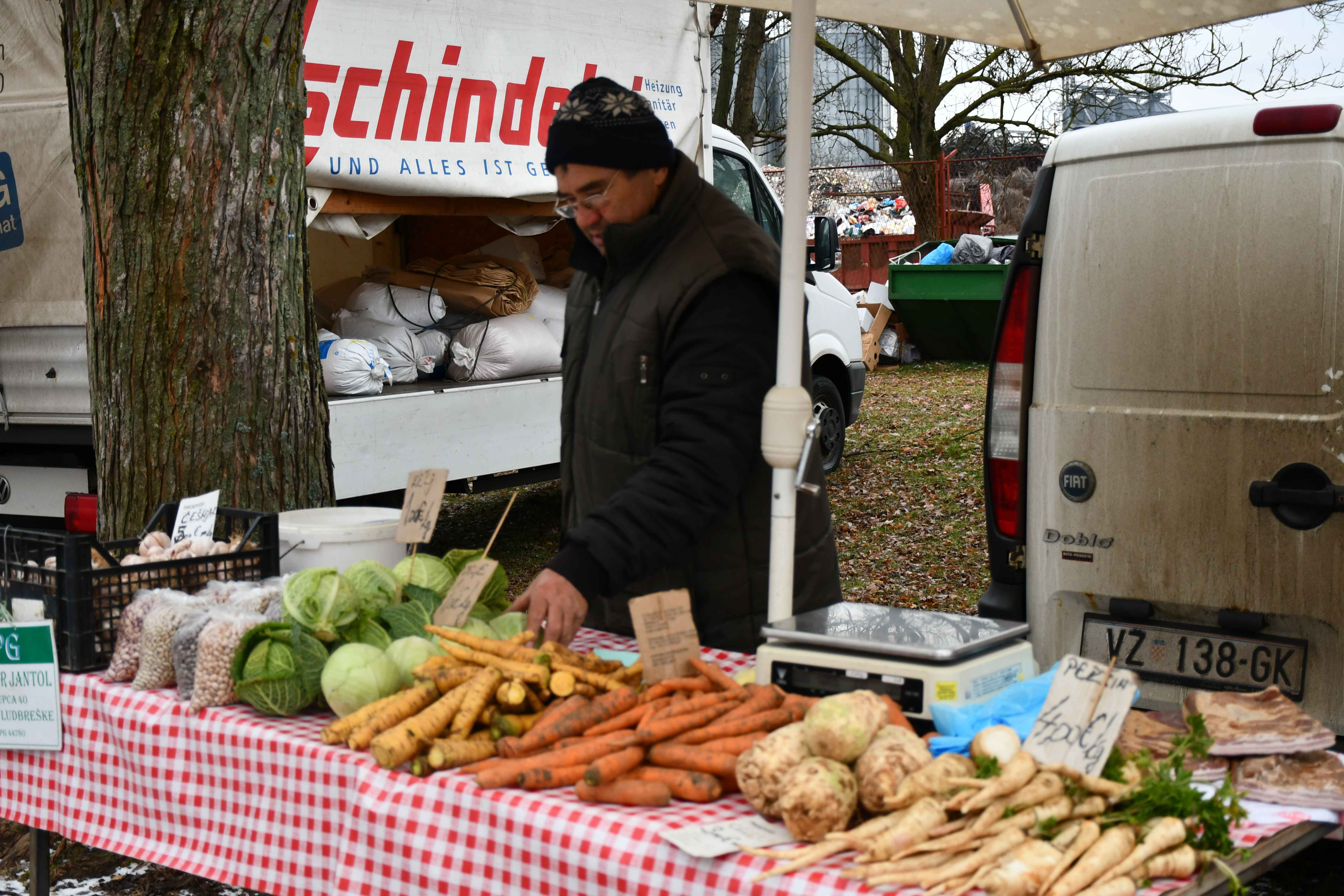 KUPCI NAHRLILI Hladna siječanjska srijeda ispunjena robom i veselim licima