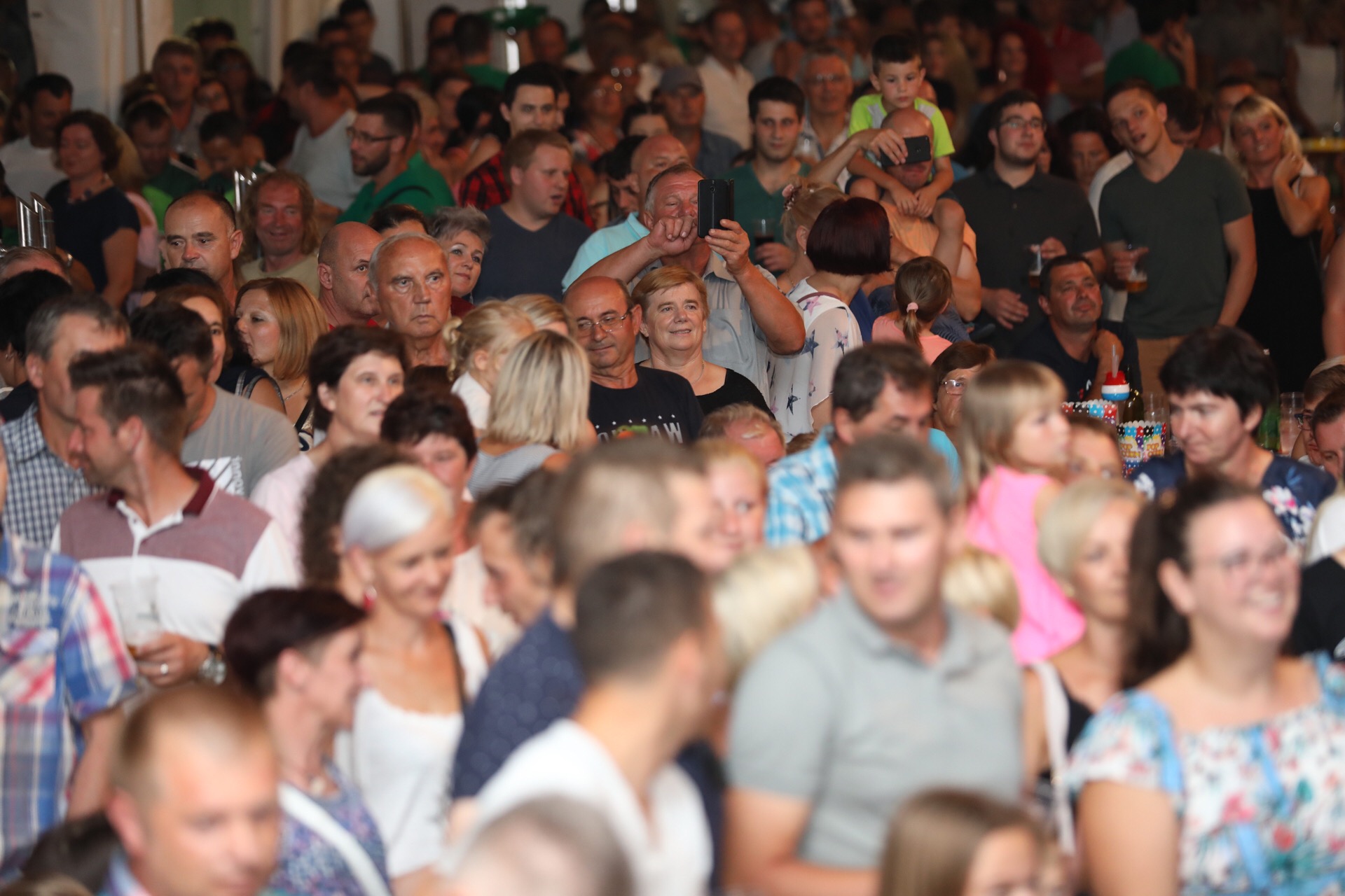 Mladen Grdović ispunio šator u Sv. Martinu na Muri, pjevalo se i plesalo uz njegove hitove Mladen Grdović ispunio šator u Sv. Martinu na Muri, pjevalo se i plesalo uz njegove hitove