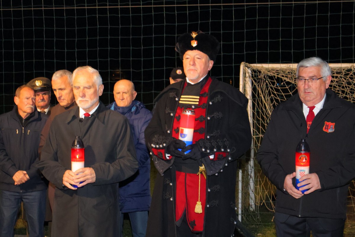 DAN SJEĆANJA Čakovec se i ove godine dostojanstveno prisjetio žrtava Vukovara i Škrabrnje te obljetnice pogibije Nikole VII. Zrinskog DAN SJEĆANJA Čakovec se i ove godine dostojanstveno prisjetio žrtava Vukovara i Škrabrnje te obljetnice pogibije Nikole VII. Zrinskog
