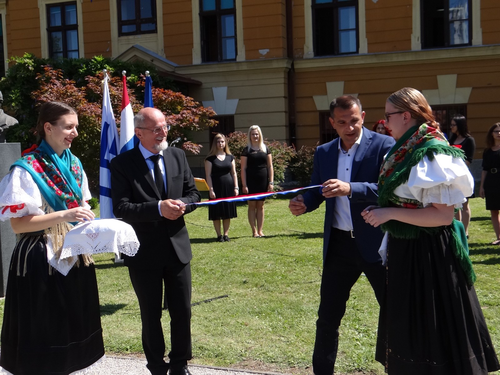Ispred Učiteljskog fakulteta postavljena glazbena klupa posvećena međimurskoj popevki