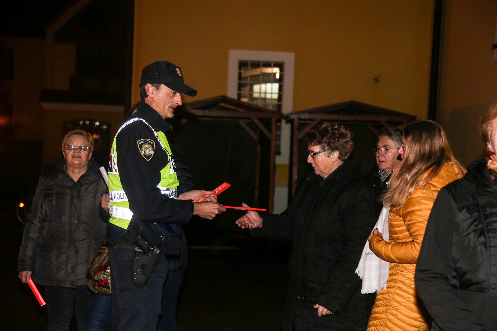 Policija u Prelogu vjernicima na izlasku iz crkve dijelila reflektirajuće materijale