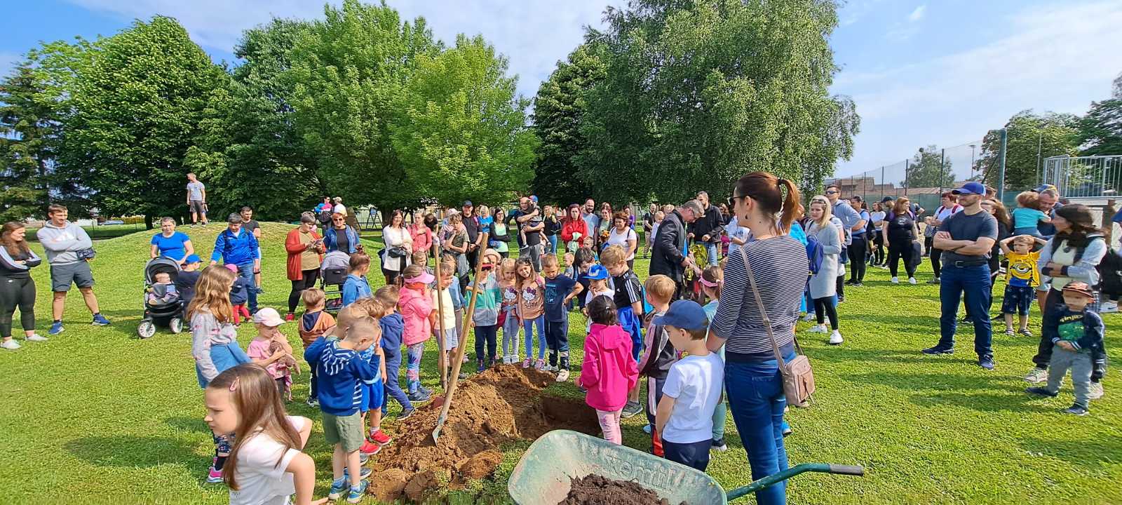ASTRONOMIJA U VRTIĆU Odgojiteljice iz vrtića Stonoga na zaključnoj mobilnosti Erasmus+ projekta u Sloveniji ASTRONOMIJA U VRTIĆU Odgojiteljice iz vrtića Stonoga na zaključnoj mobilnosti Erasmus+ projekta u Sloveniji
