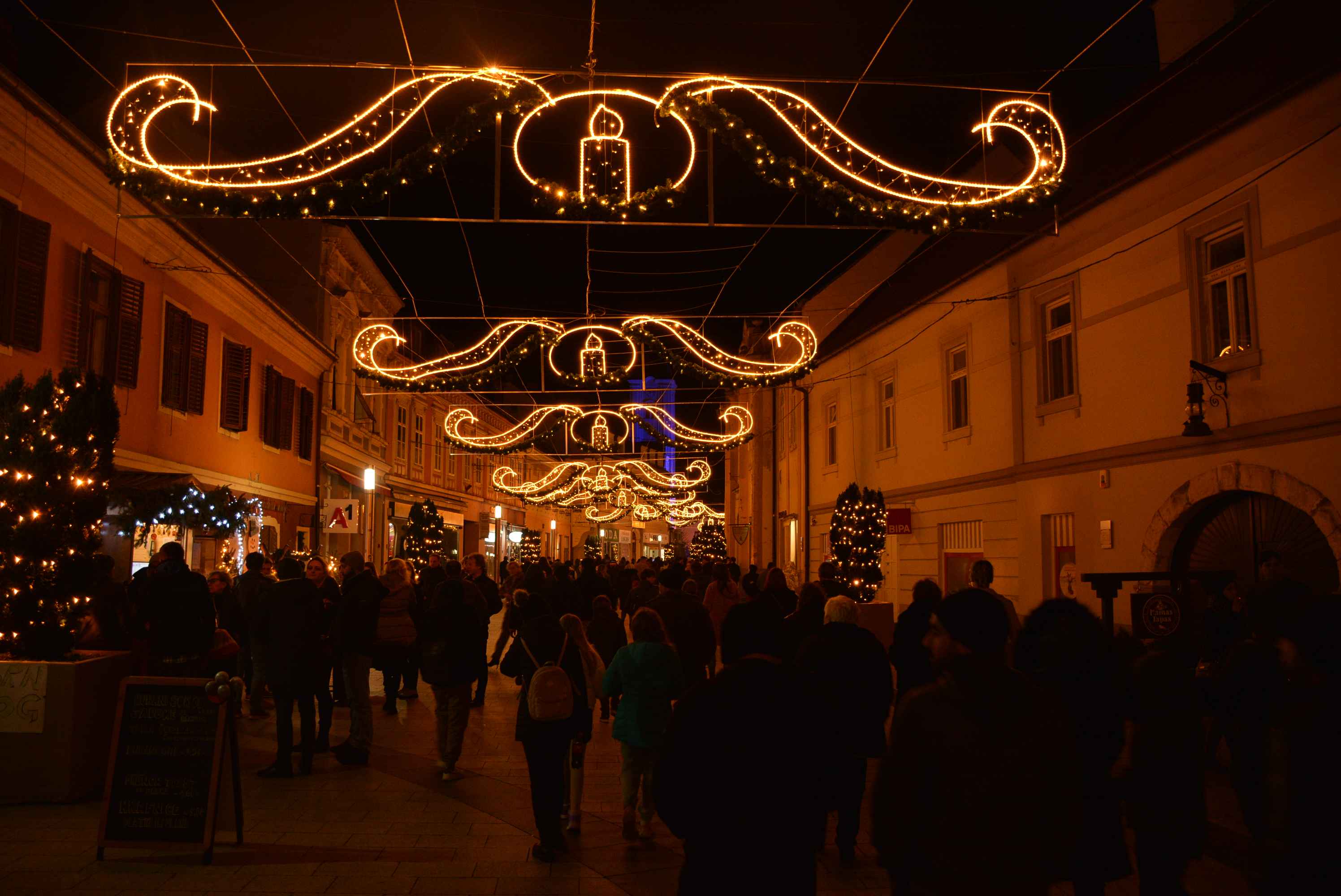 FOTO/VIDEO Čakovec veselo proslavio dolazak 2024. uz ritam ‘Noćne smjene’ i puni trg