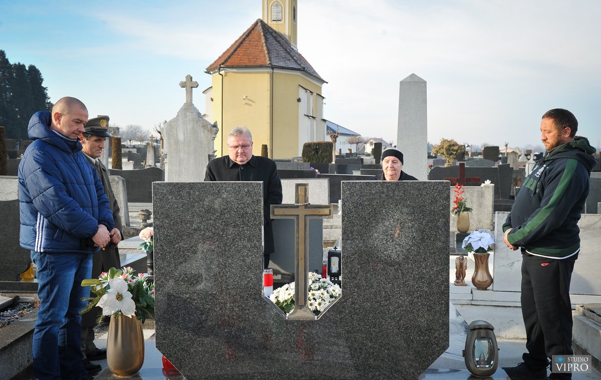 VJEČNA MU SLAVA Paljenjem svijeća obilježeno sjećanje na branitelja Božidara Horvata
