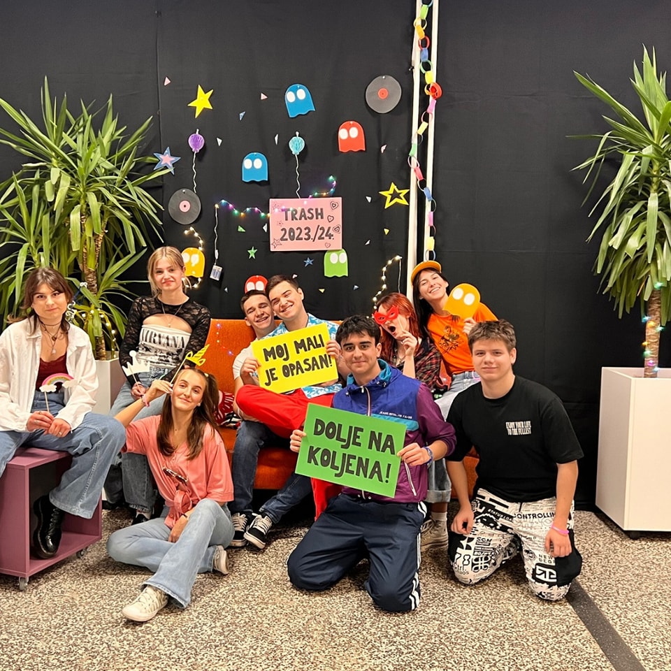 Gimnazijski Trash party