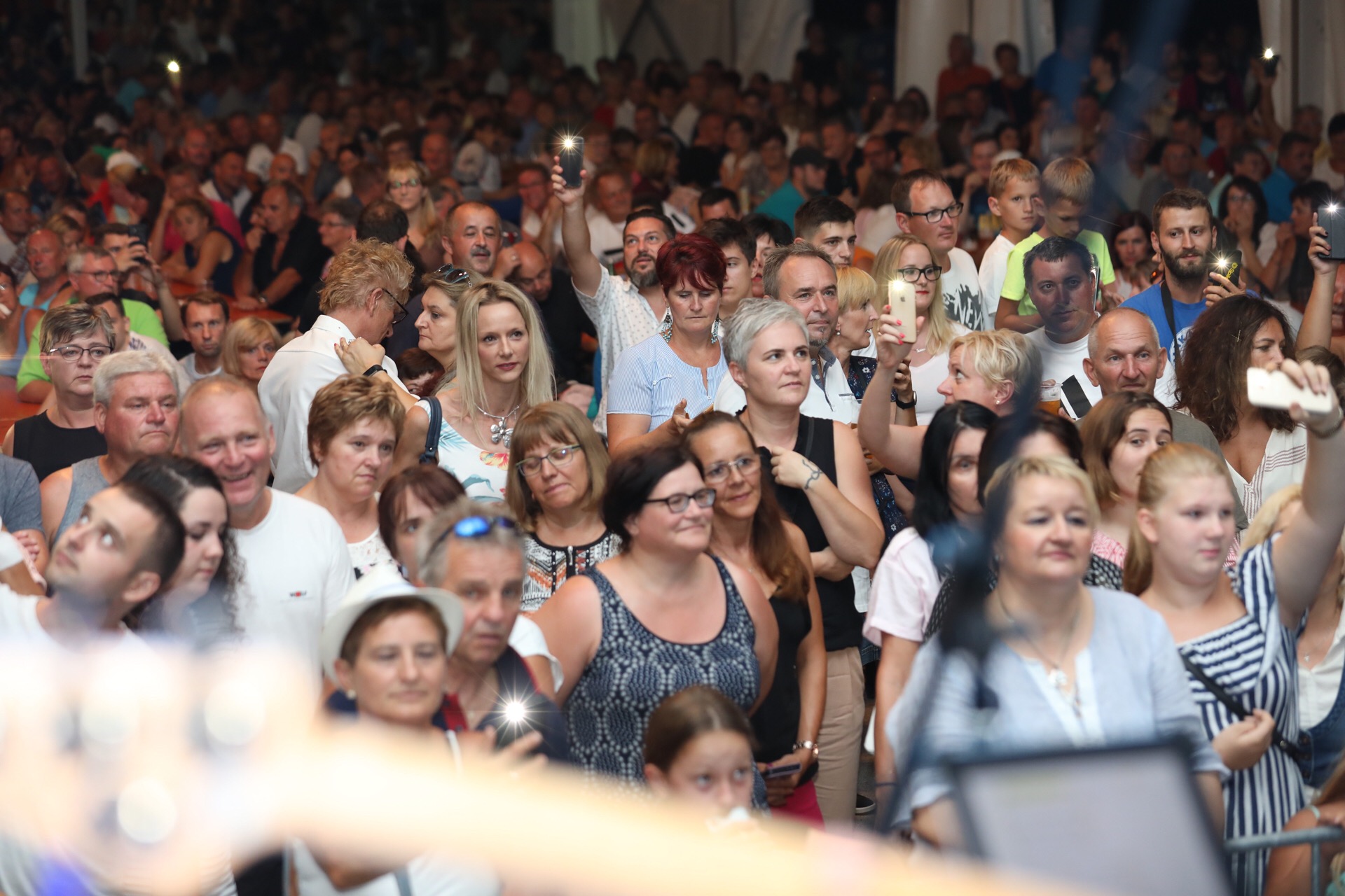 Mladen Grdović ispunio šator u Sv. Martinu na Muri, pjevalo se i plesalo uz njegove hitove Mladen Grdović ispunio šator u Sv. Martinu na Muri, pjevalo se i plesalo uz njegove hitove