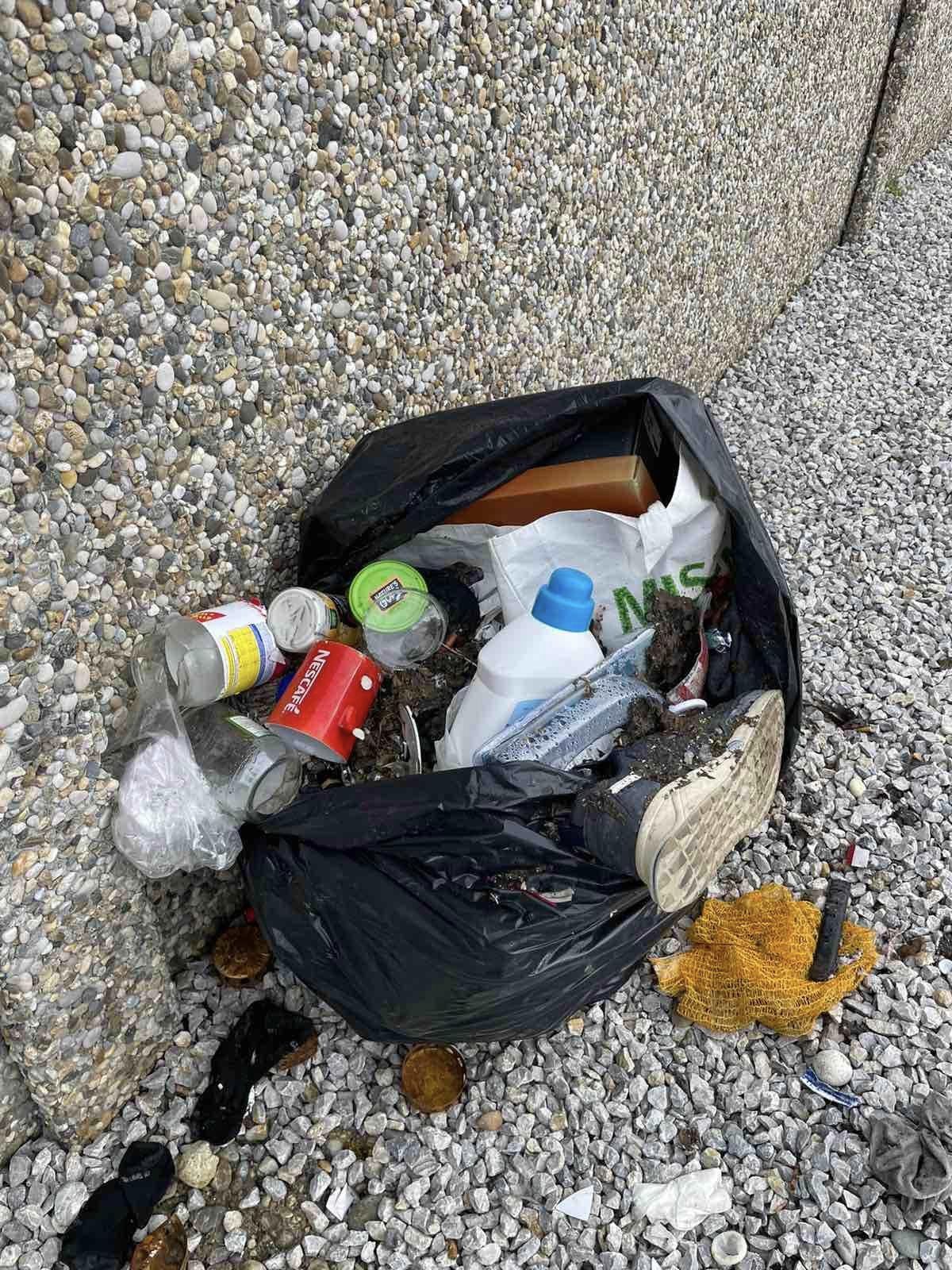 VRATIŠINEC U kontejnere za biootpad na mjesnom groblju baca se svašta – popluni, cipele, čarape, šalice…