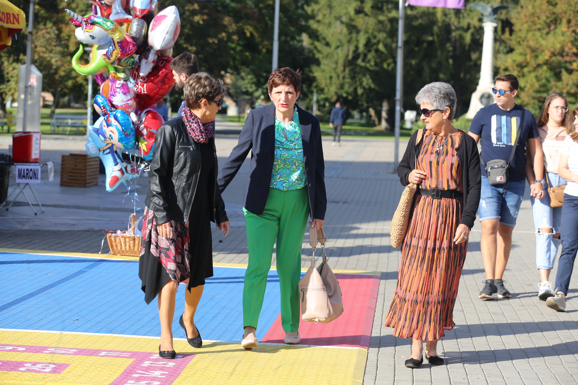 KLIKOM PO ČAKOVCU Prva sunčana subota u listopadu izmamila vesele šetače u centar grada