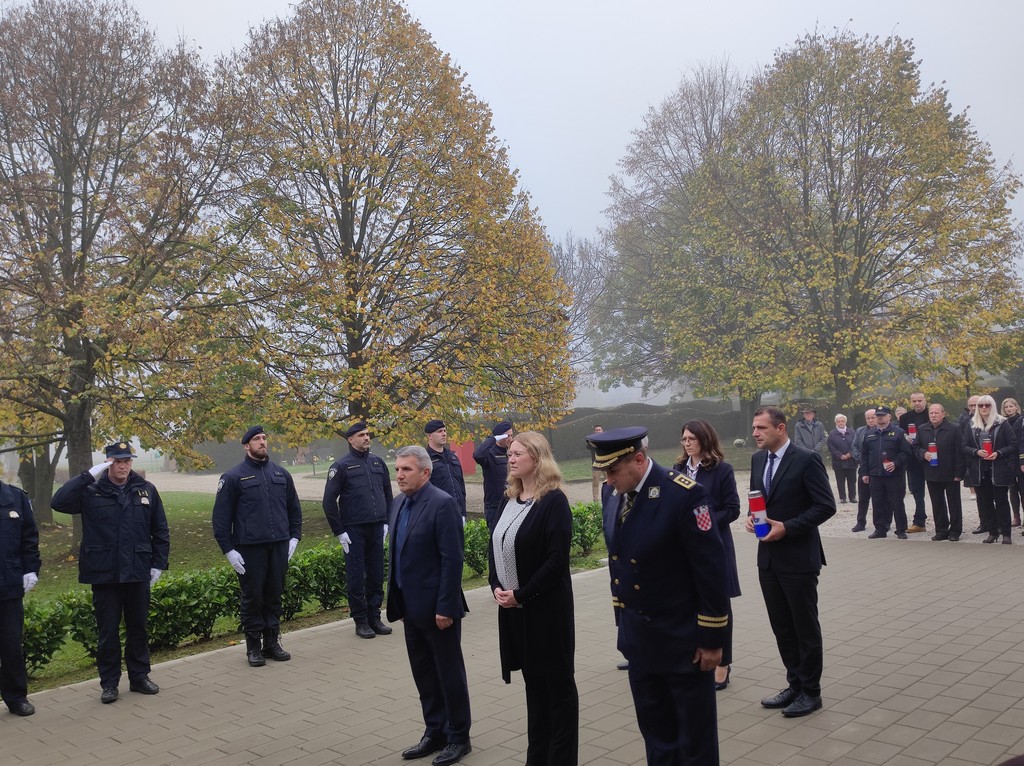 Polaganje vijenaca i paljenje svijeća uz blagdan Svih svetih