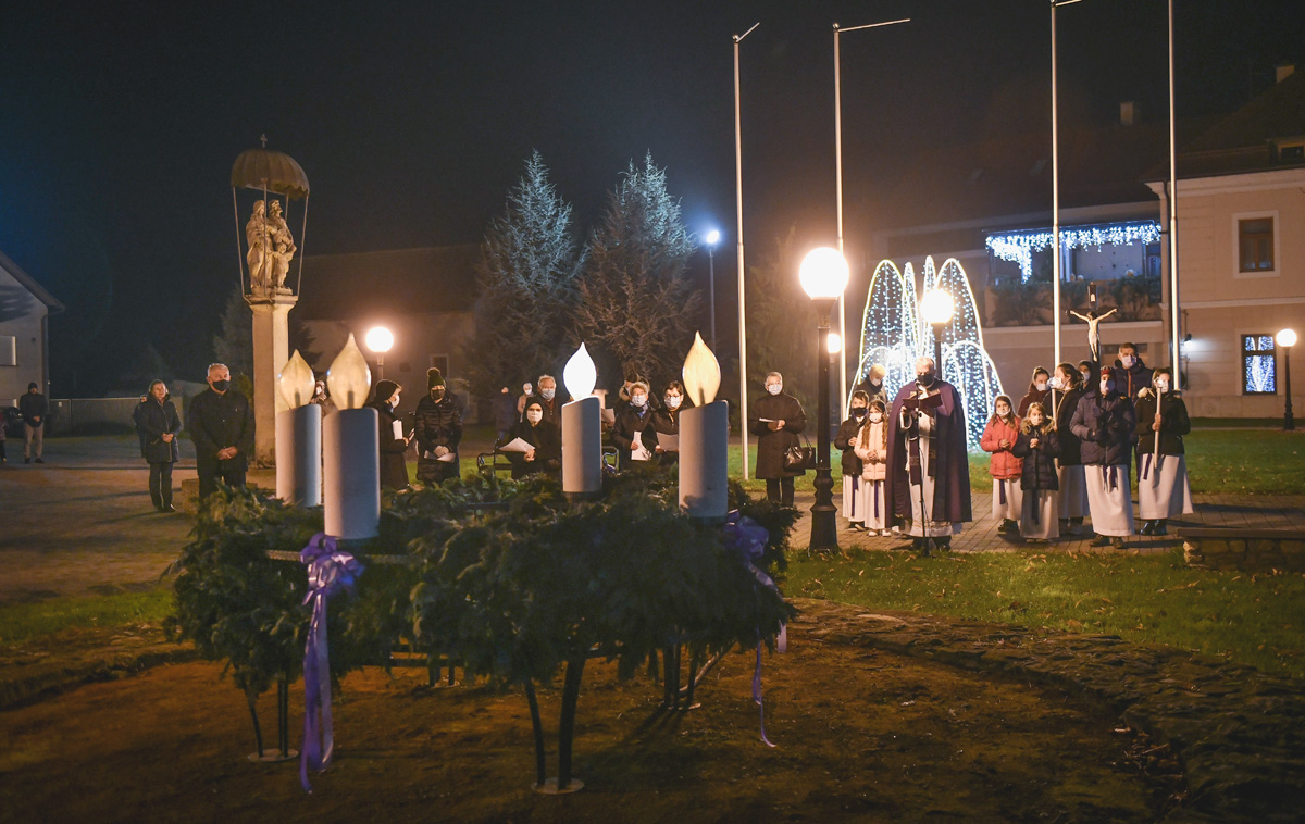 Prva svijeća, svijeća nade, upaljena na adventskom vijencu u Prelogu
