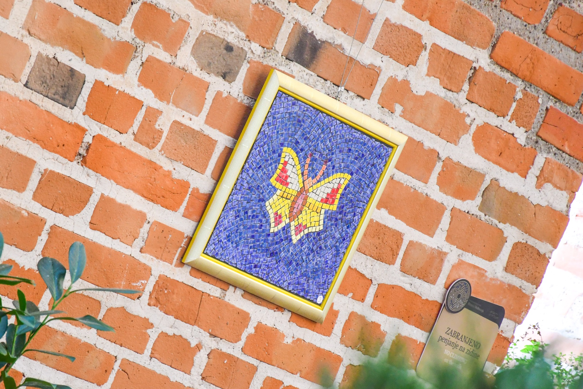 SAMOSTALNA IZLOŽBA Branko Baksa svojim je mozaik leptirima uljepšao prostor kafića Bedem SAMOSTALNA IZLOŽBA Branko Baksa svojim je mozaik leptirima uljepšao prostor kafića Bedem