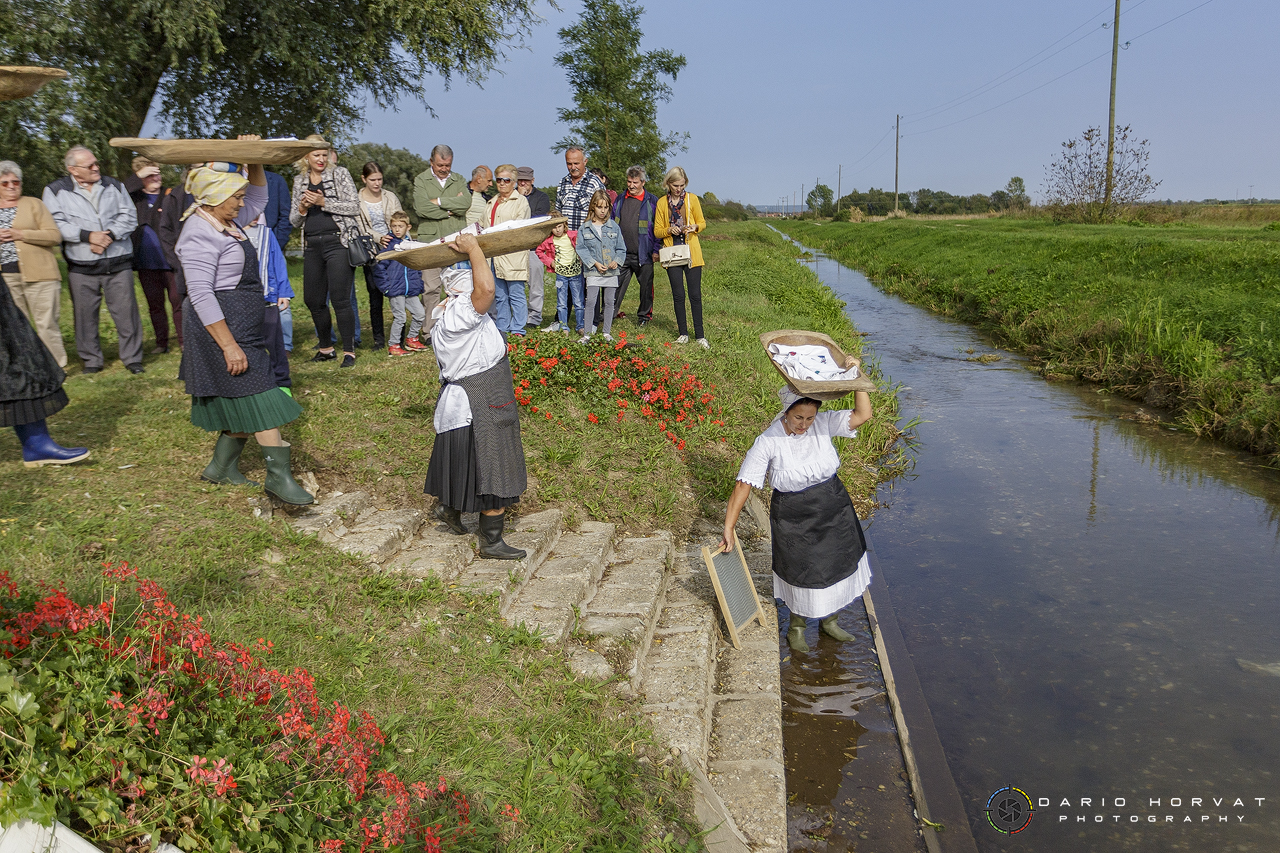 U Gardinovcu svečano otkrivena spomen-ploča posvećena seoskom pralu na potoku Trnavi
