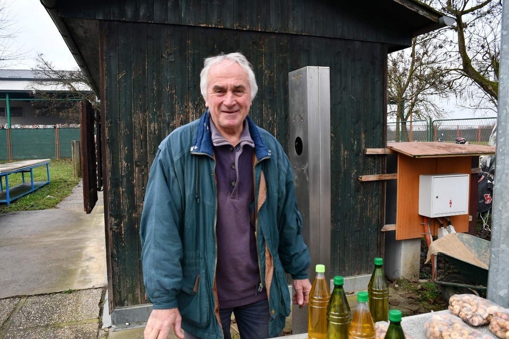 SAJAM SRIJEDOM FOTO Prvi čakovečki sajam otkad smo uveli euro. Cijene su istaknute u eurima i kunama.  MH  ‘Cifre su male pak se čini kak da je fal!’ – rekli su kupci  Prva je sajamska srijeda otkad smo ušli u eurozonu. Nakon gotovo 30 godina opraštamo se