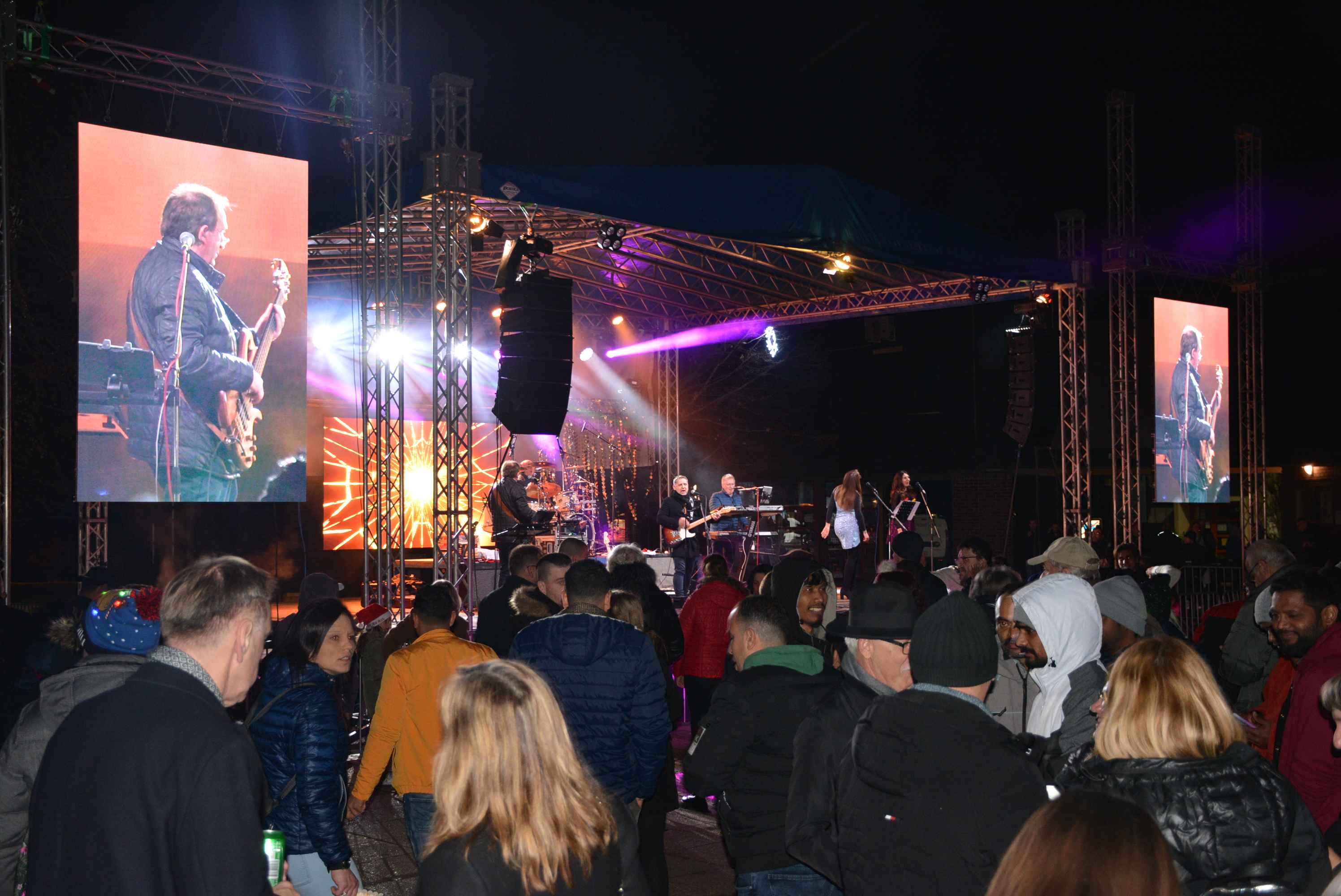 FOTO/VIDEO Čakovec veselo proslavio dolazak 2024. uz ritam ‘Noćne smjene’ i puni trg