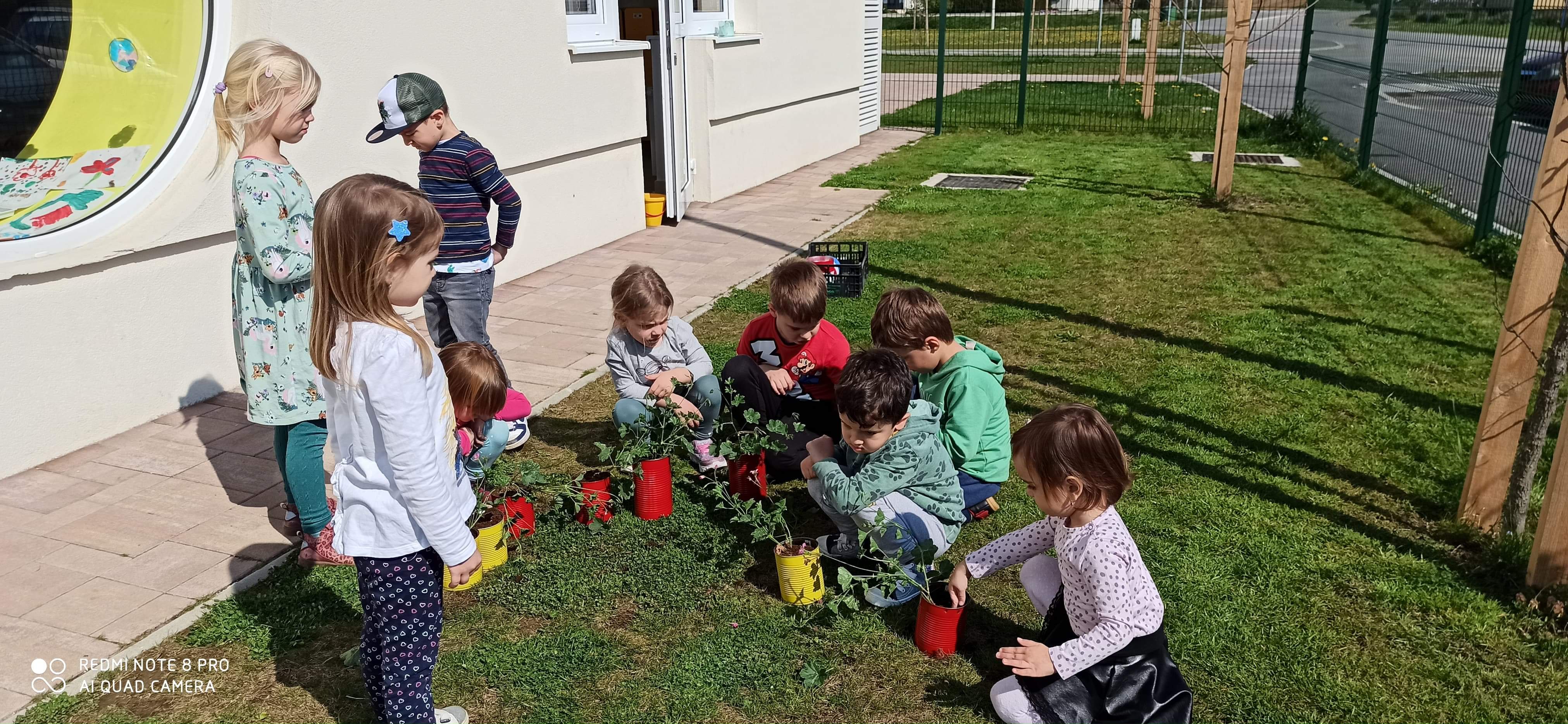 Mališani Dječjeg vrtića Maslačak iz Murskog Središća ukrasili dvorišnu ogradu cvijećem