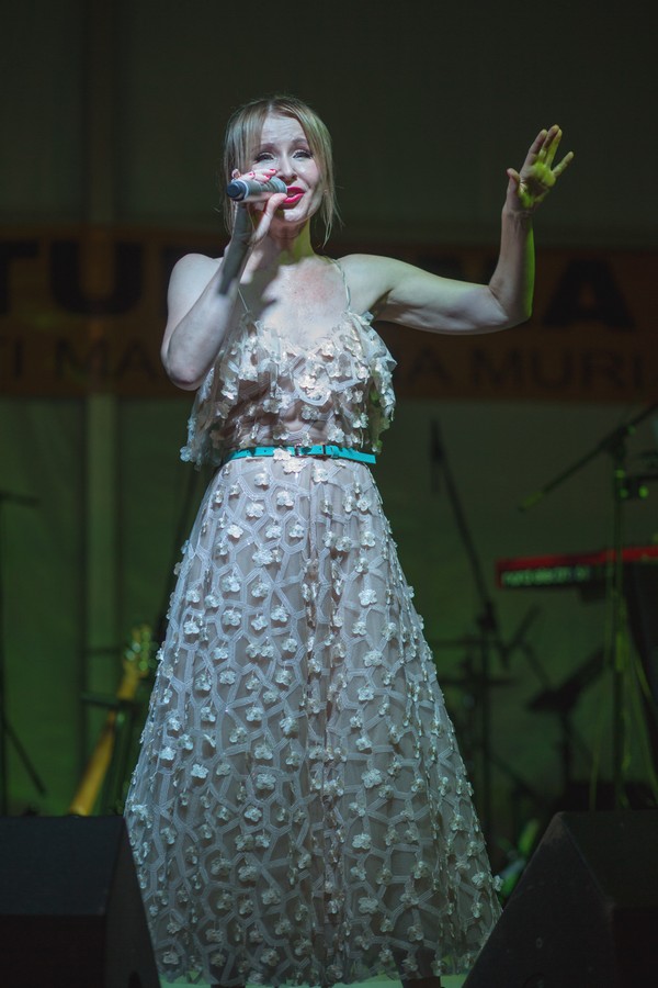 Danijela Martinović zabavljala publiku ispod šatora u Svetom Martinu na Muri