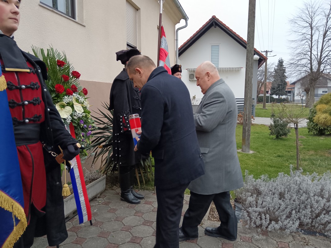 MACINEC Povodom Dana sjedinjenja Međimurja položeni su vijenci ispred kuće dr. Ivana Novaka