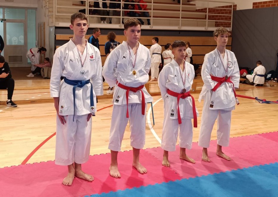 KC ŠENKOVEC Karatistice i karatisti na natjecanju u Đurđevcu pomeli konkurenciju i vratili se s puno osvojenih medalja!