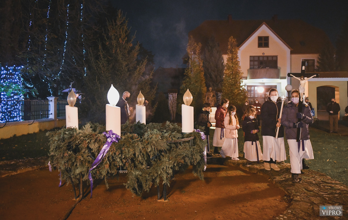 Prva svijeća, svijeća nade, upaljena na adventskom vijencu u Prelogu