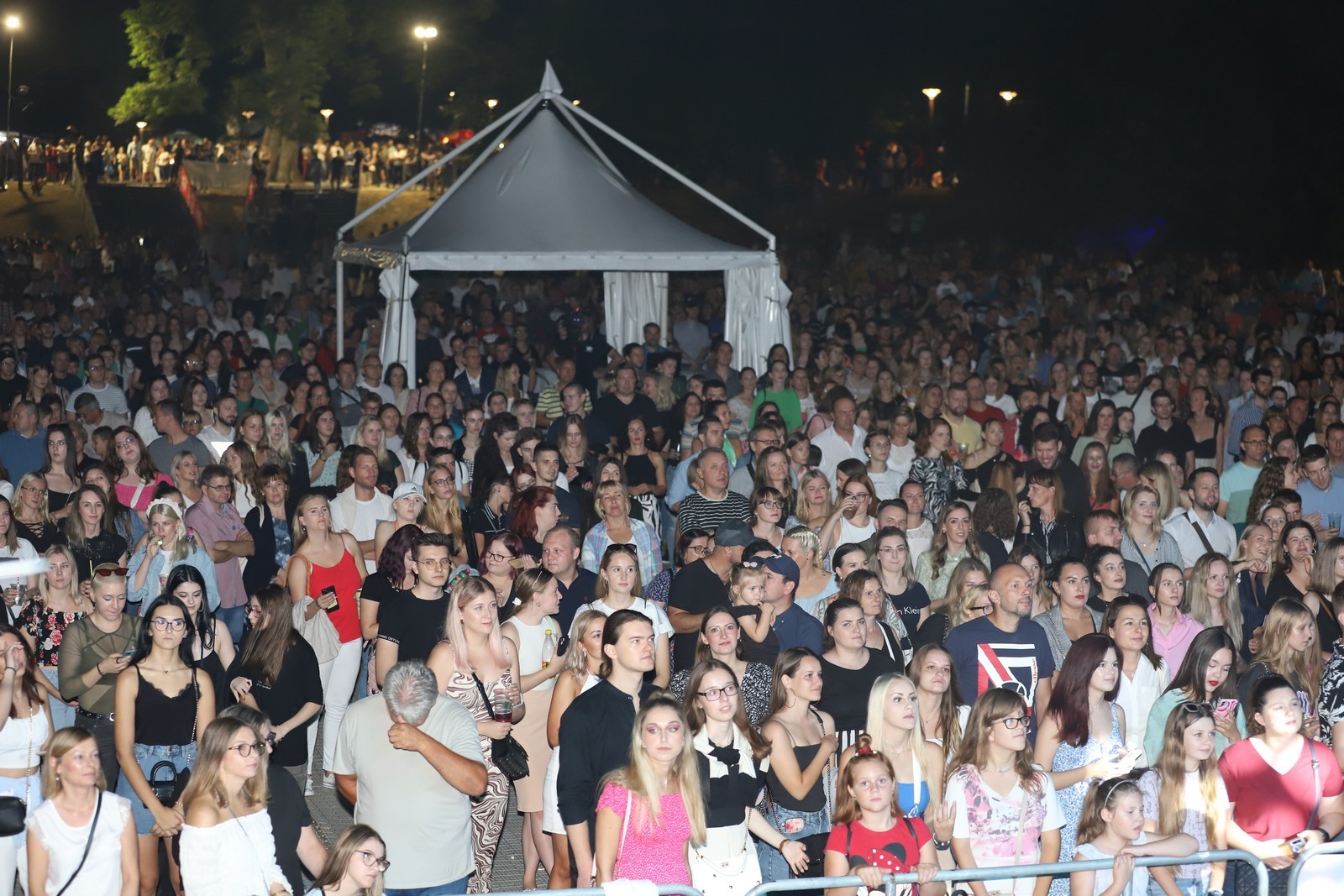 Mladi glazbenik i kantautor Matija Cvek raznježio i oduševio publiku u Čakovcu