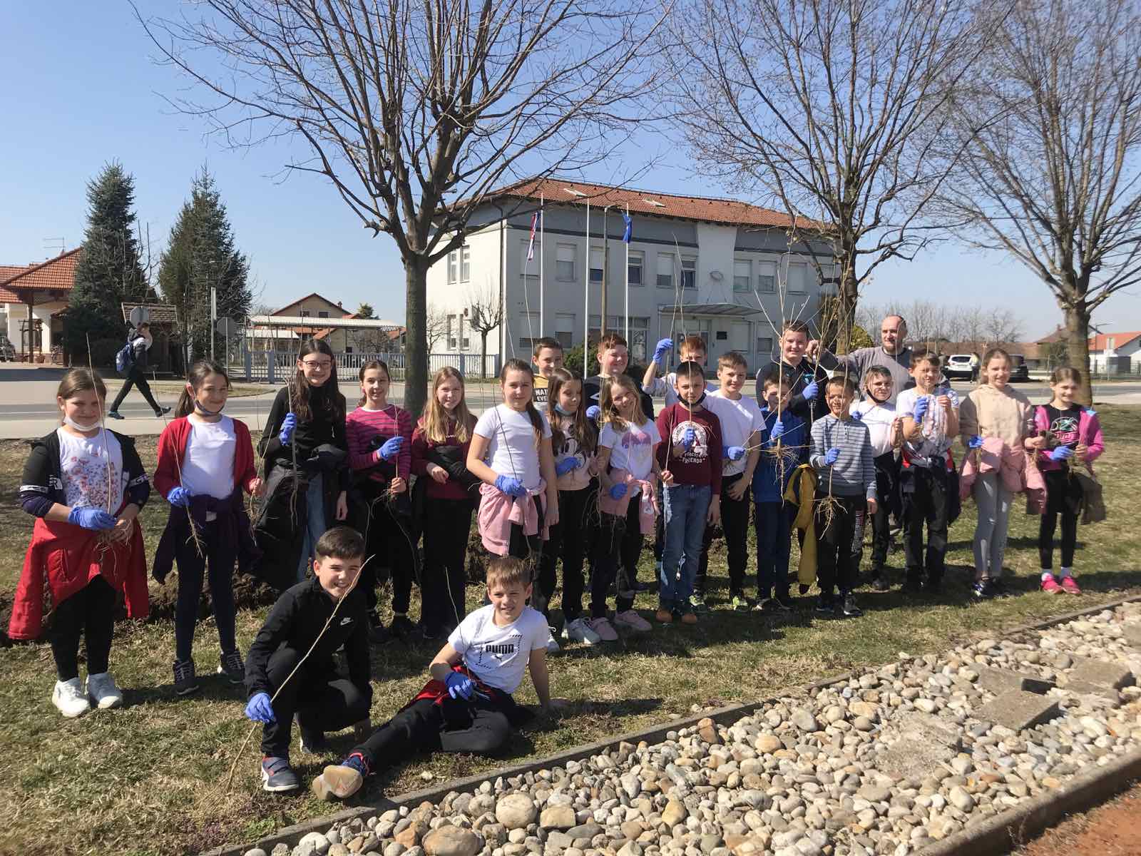 Učenici Osnovne škole Prelog sadili mlade sadnice hibiskusa