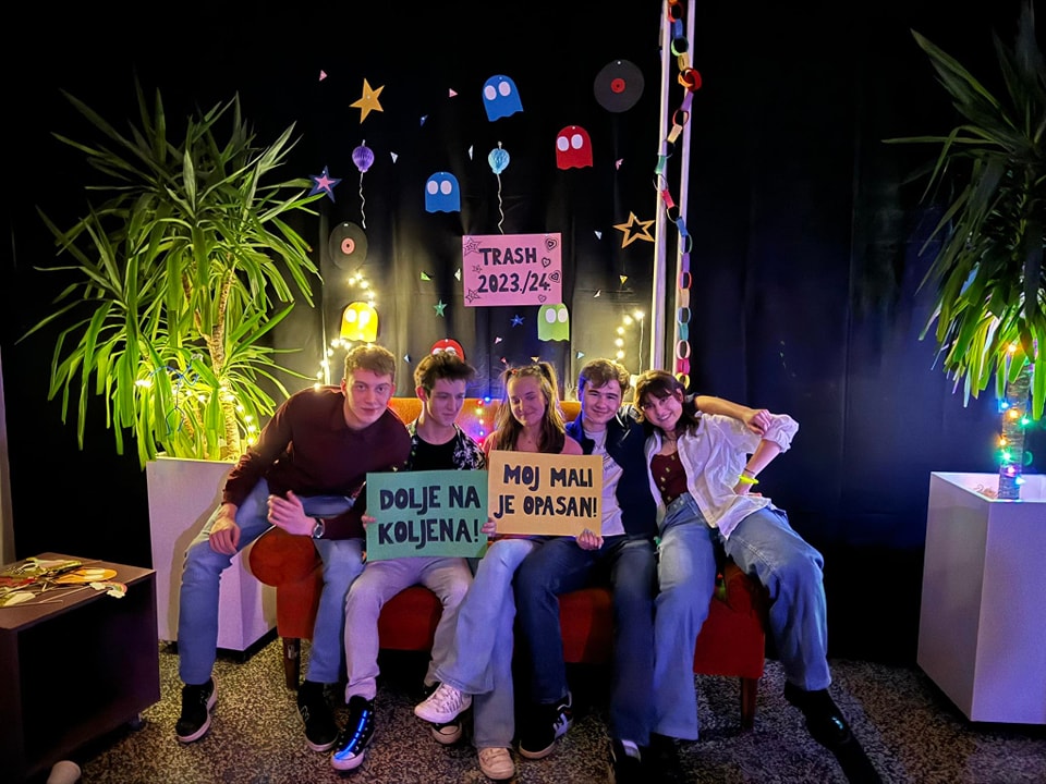 Gimnazijski Trash party