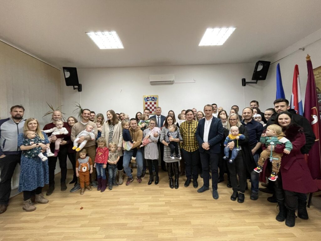 Bebe kod načelnika Srše: Podijeljene naknade za čak 26 novorođene djece