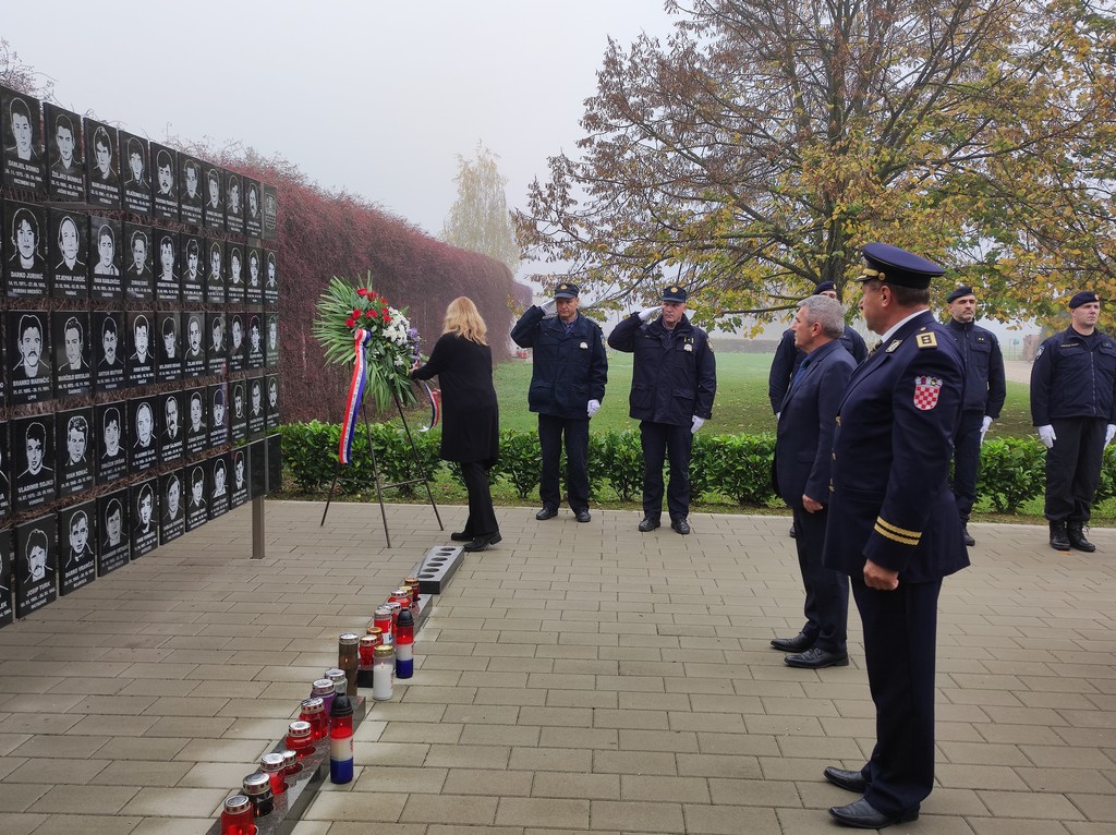 Polaganje vijenaca i paljenje svijeća uz blagdan Svih svetih