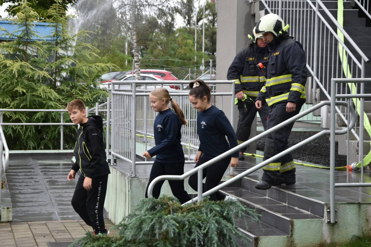 MURSKO SREDIŠĆE Održana uzbudljiva vježba u kojoj su vatrogasci uspješno ugasili požar i spasili unesrećene MURSKO SREDIŠĆE Održana uzbudljiva vježba u kojoj su vatrogasci uspješno ugasili požar i spasili unesrećene
