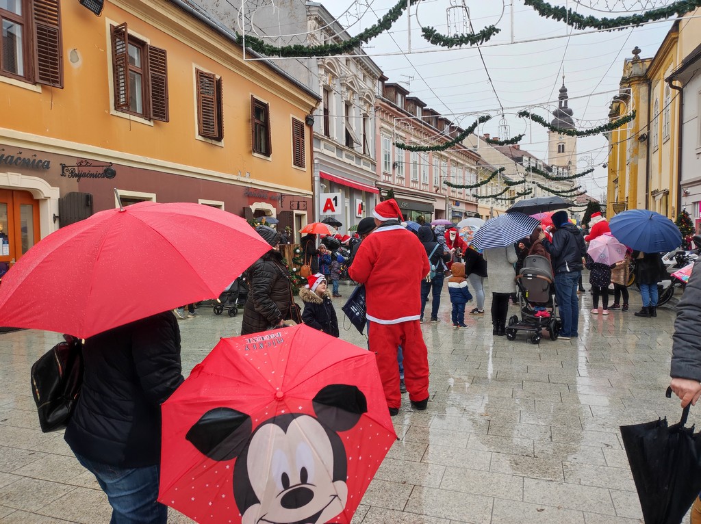 Djedice na motorima u centru Čakovca darovali slatkiše mališanima