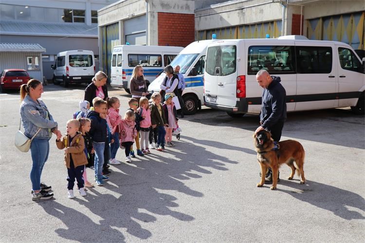 Mališani posjetili policiju