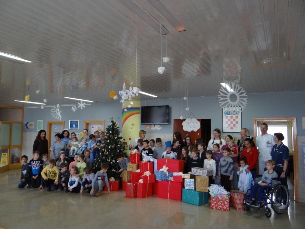 Osnovci šenkovečke škole posjetili bolesne mališane u čakovečkoj bolnici