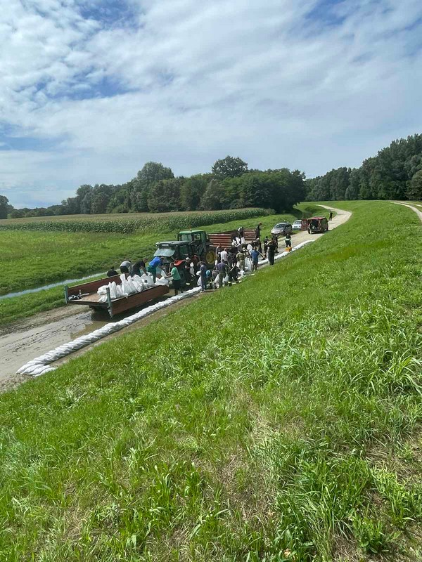 PRAVA AKCIJA U KOTORIBI Mještani raspoređuju vreće s pijeskom i spašavaju mjesto od prodora vode