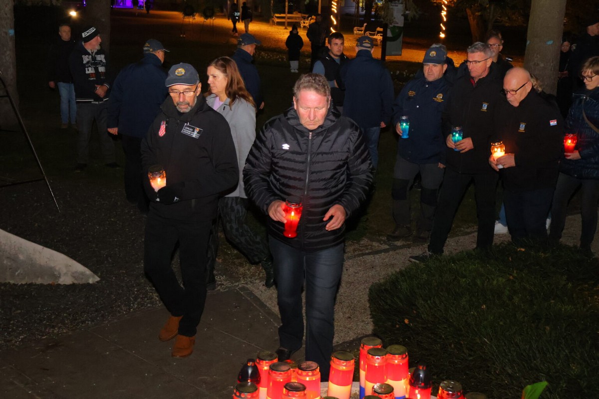 DAN SJEĆANJA Čakovec se i ove godine dostojanstveno prisjetio žrtava Vukovara i Škrabrnje te obljetnice pogibije Nikole VII. Zrinskog DAN SJEĆANJA Čakovec se i ove godine dostojanstveno prisjetio žrtava Vukovara i Škrabrnje te obljetnice pogibije Nikole VII. Zrinskog