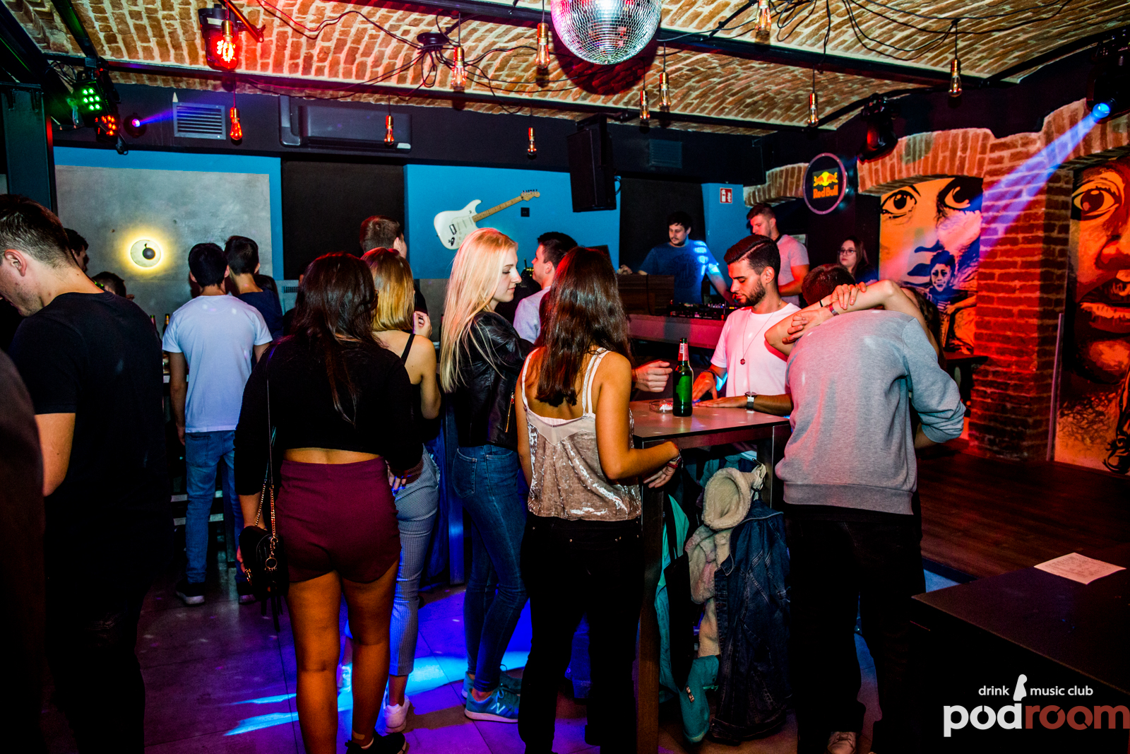 Podroom clubbing – DJ Yakka