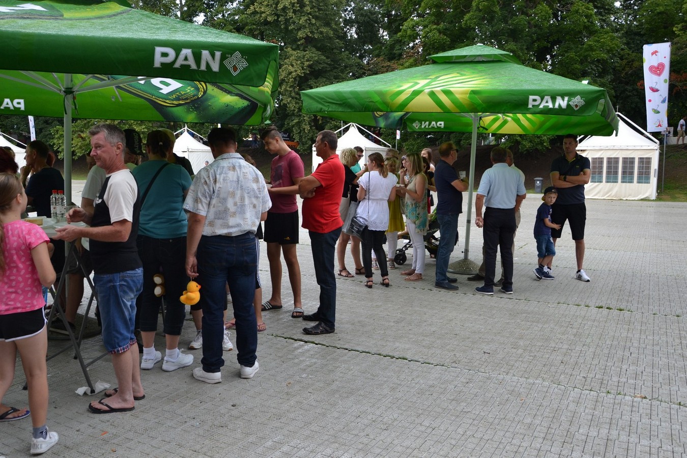 U jezeru Staroga Grada posjetitelji uživali u besplatnom ručku