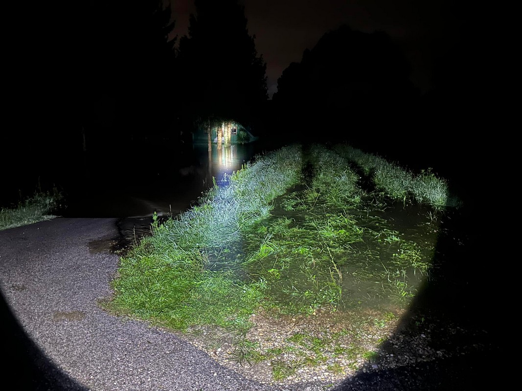 MIKLAVEC DVD Miklavec, DVD Podturen i DVD Sivica zajedničkim snagama gradili nasipe za spas kuća