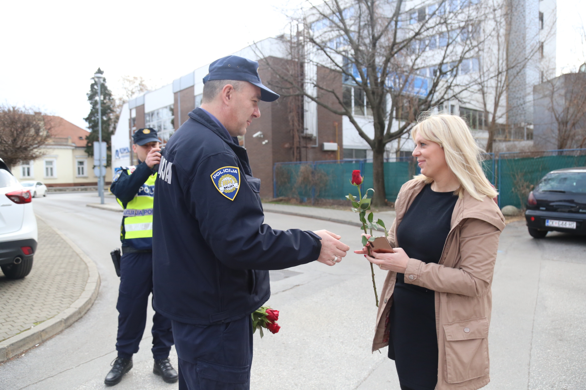 Međimurska policija cvijećem nagrađuje žene u prometu
