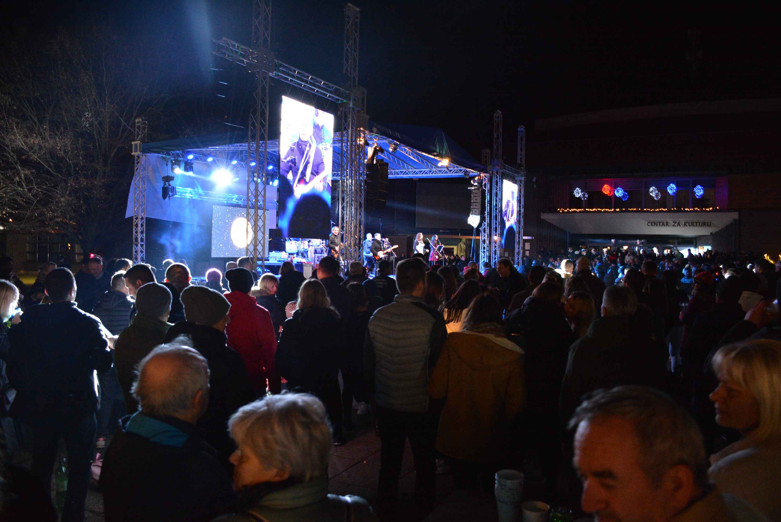 FOTO/VIDEO Čakovec veselo proslavio dolazak 2024. uz ritam ‘Noćne smjene’ i puni trg