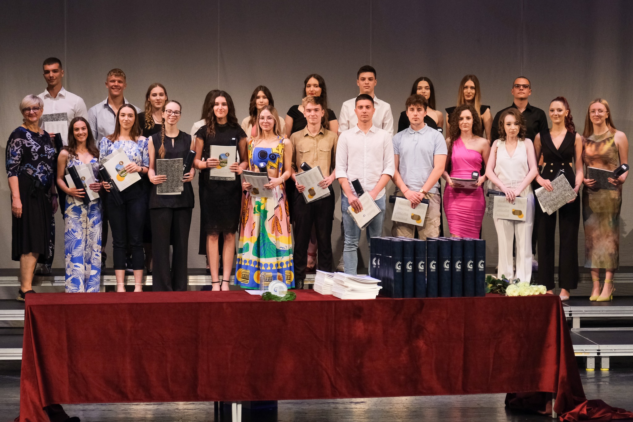 GIMNAZIJA JOSIPA SLAVENSKOG Predivni trenuci s podjele svjedodžbi